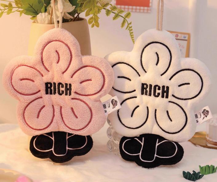 Blomformad Handduk - Broderad Koralltyg