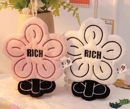 Blomformad Handduk - Broderad Koralltyg