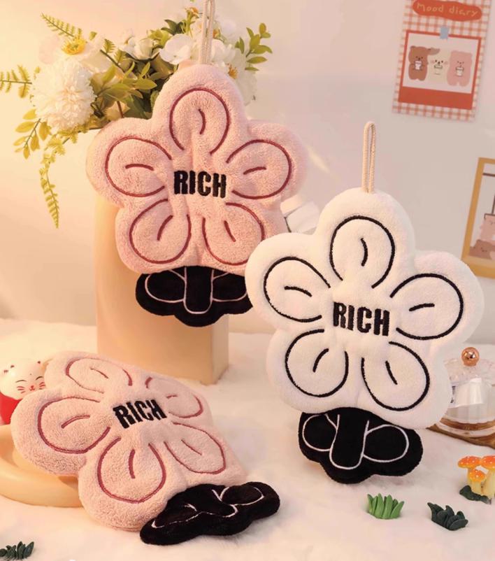 Blomformad Handduk - Broderad Koralltyg