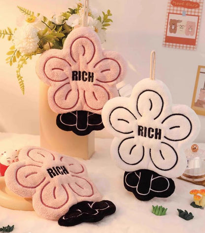 Blomformad Handduk - Broderad Koralltyg