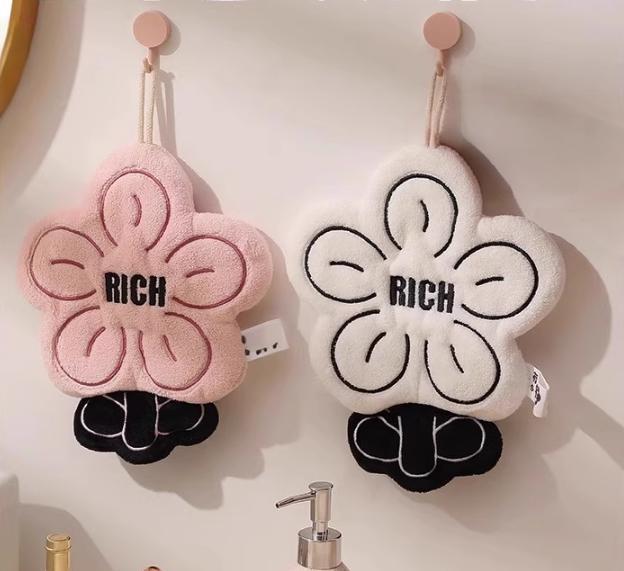 Blomformad Handduk - Broderad Koralltyg