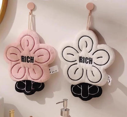 Blomformad Handduk - Broderad Koralltyg