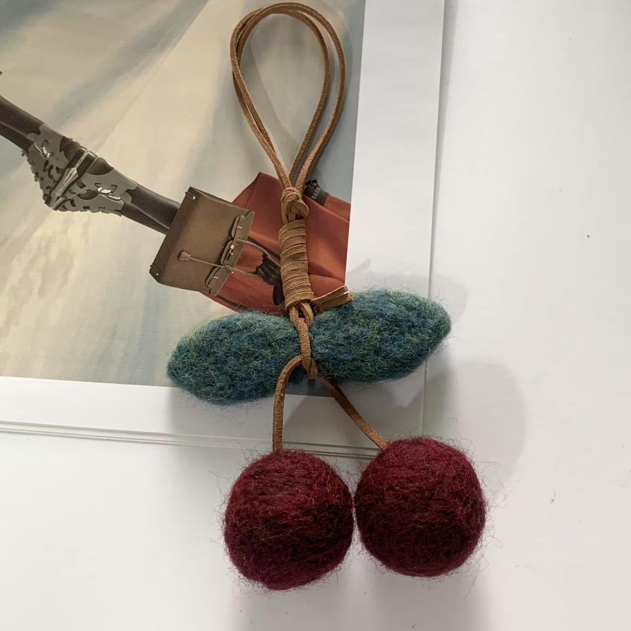 Körsbär Filt Hänge